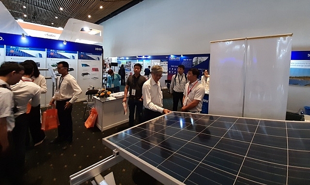 Nhiều thiết bị năng lượng mặt trời tham gian triển lãm ETE & Enertec Expo