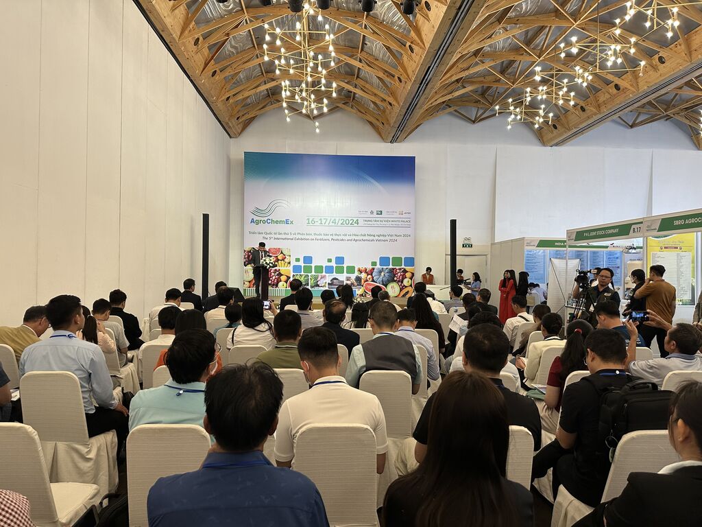 Seminar at AgroChemEx Vietnam 2024 featuring experts and businesses in agrochemical and biotech sectors.