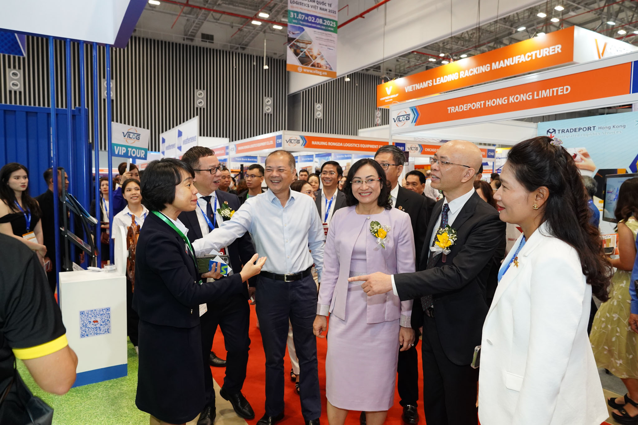 Khách tham quan và đối tác trao đổi tại Triển lãm Quốc tế Logistics VILOG 2024