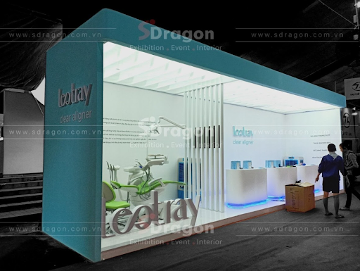 Gian hàng thương hiệu Leetray do SDragon thiết kế thi công tại triển lãm, nổi bật với không gian mở trưng bày thiết bị nha khoa