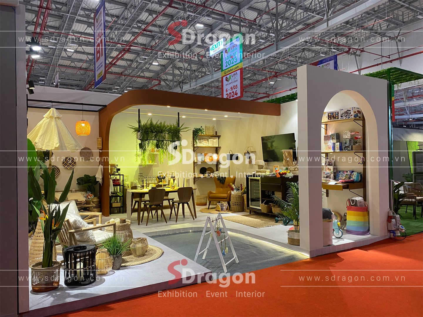 A distinctive booth at Vietlab Expo 2025 attracts visitors with creative design