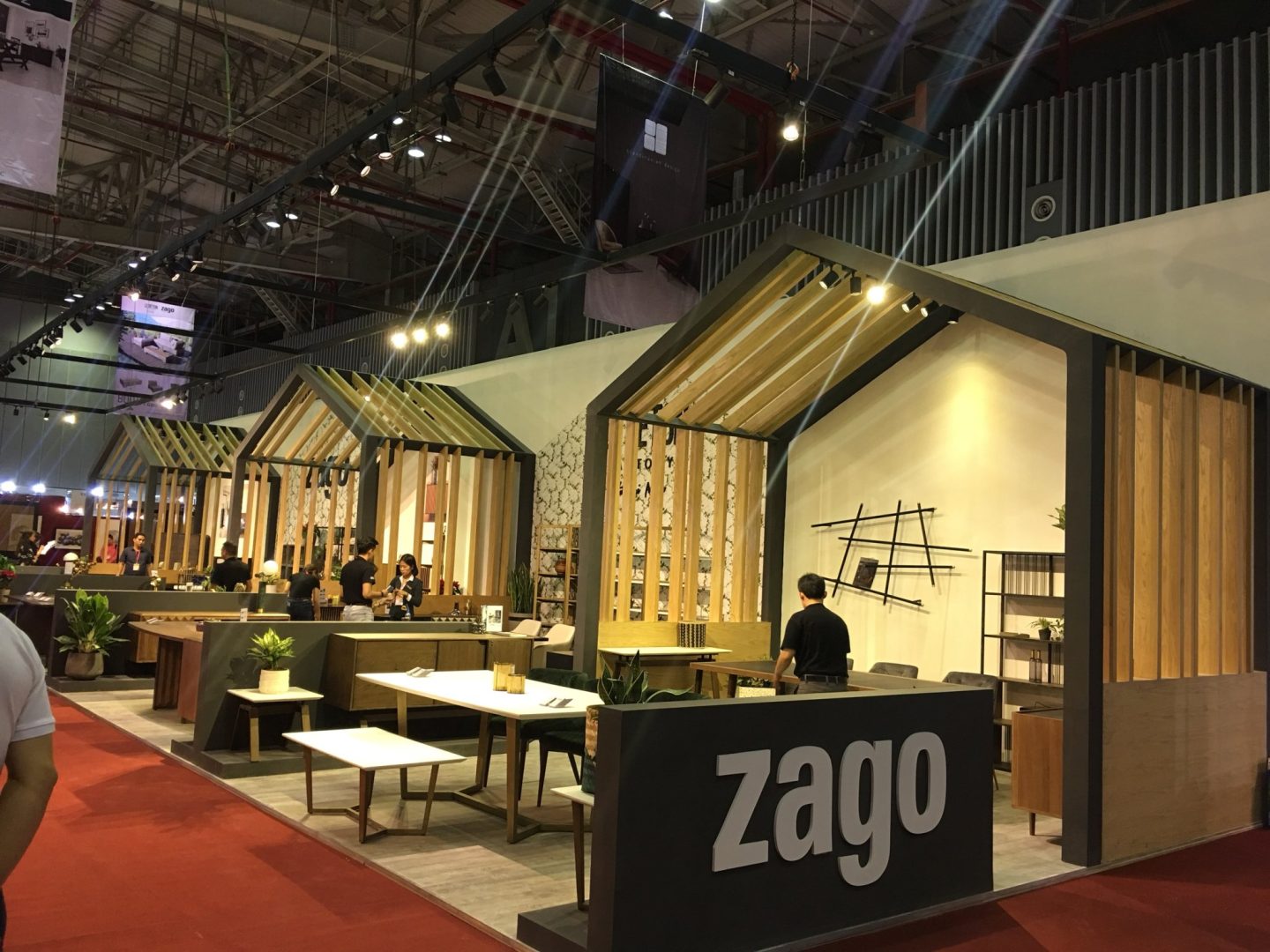 Sdragon's green booth successfully attracted customers at an exhibition